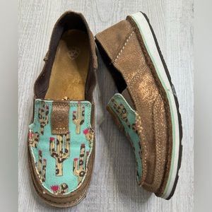 EUC Ariat Cruiser Aqua Cactus Pattern w/Metallic Bronze Leather Shoes. Size 7.5.